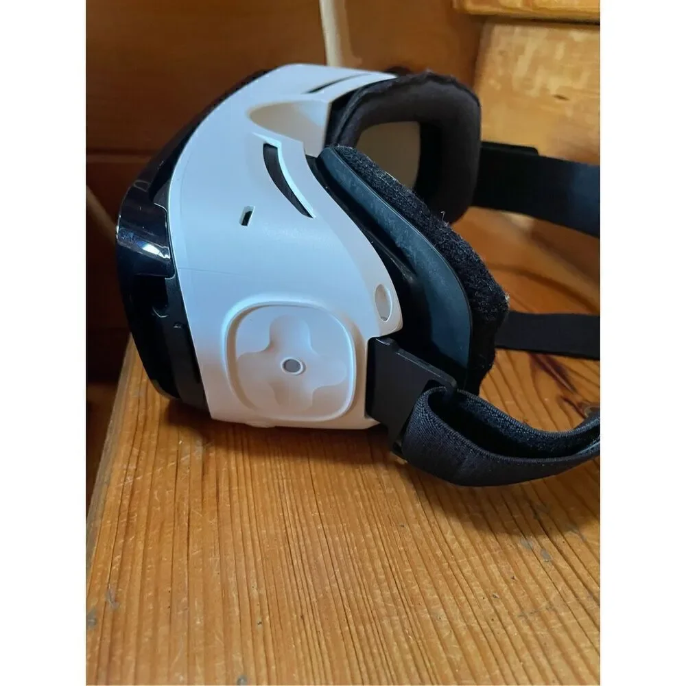 SAMSUNG Gear VR Virtual Reality Oculus Headset Glasses SM-R322 White
